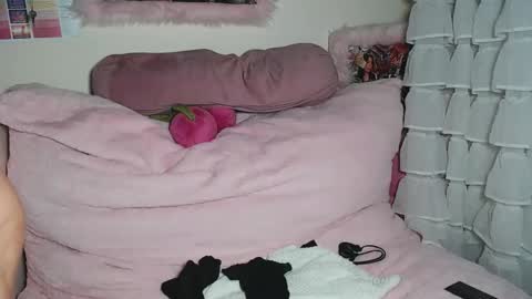 MissCrystal online show from December 4, 2025, 2:43 am