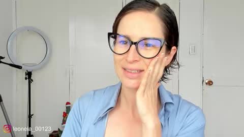 Leonela online show from December 17, 2025, 5:08 pm