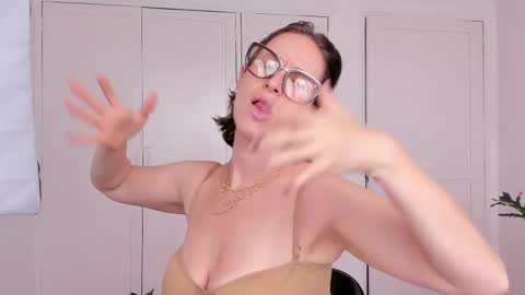 Leonela online show from April 25, 2026, 7:11 pm