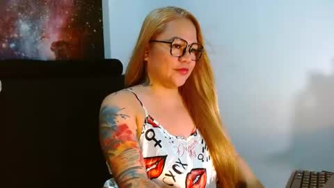 Snapshot of curvycherry4u chatting on July 4, 2026, 2:07 am C H E R R Y online show from July 4, 2026, 2:07 am
