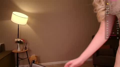 Kira  online show from April 19, 2026, 9:52 am