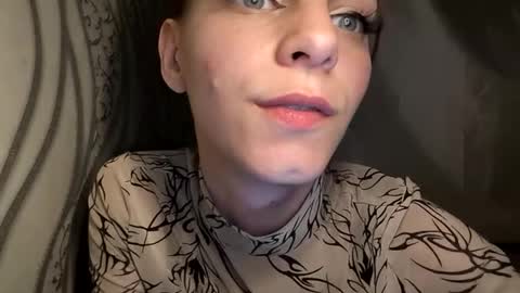 cute_foxis online show from June 16, 2026, 9:17 pm