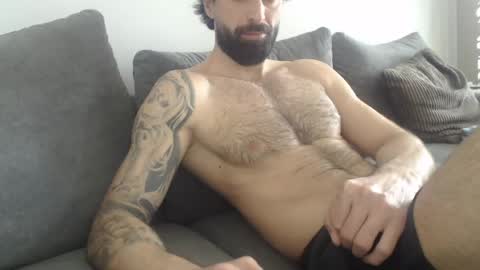 cuteeboy online show from April 18, 2026, 9:46 am