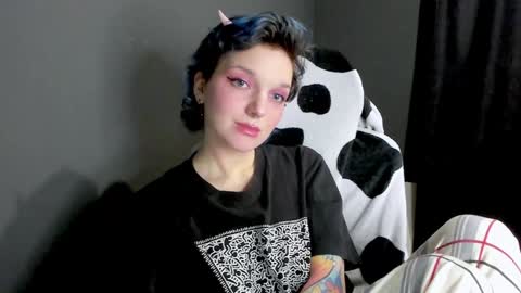 Snapshot of cutemetalgoddess chatting on January 13, 2025, 4:39 am Alice online show from January 13, 2025, 4:39 am
