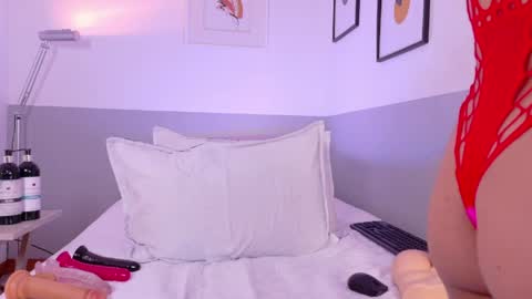 cutepetitee online show from April 8, 2026, 8:42 pm