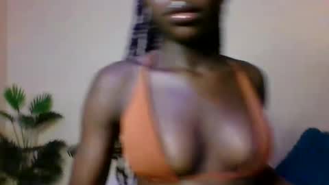 cutey_mara online show from April 5, 2026, 4:42 am