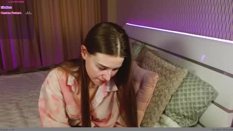 ViVi online show from December 3, 2025, 8:12 am