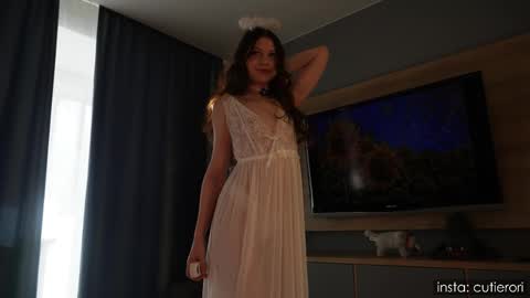 Rori  Instagram cutierori  online show from September 18, 2025, 4:14 am