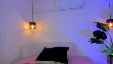 dafne_hillss online show from April 18, 2026, 11:25 am