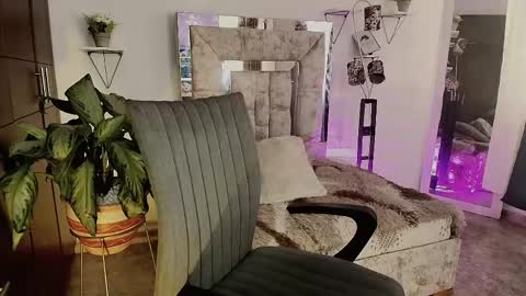 dahnia_cruz online show from April 20, 2026, 1:36 pm