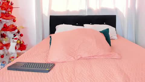 Daila Smith  online show from December 15, 2024, 6:04 pm