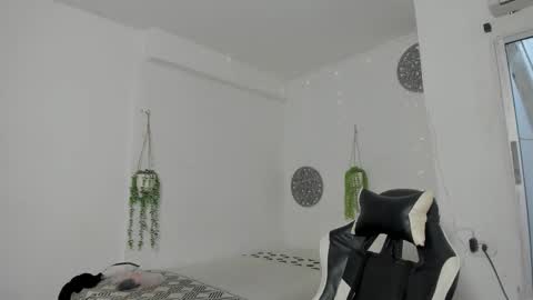 dakota_x18 online show from November 11, 2025, 7:58 pm