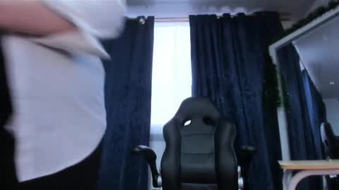 Dakotaagray online show from December 22, 2025, 11:18 am