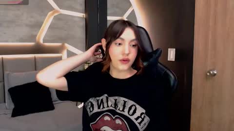 Dakota  online show from December 21, 2025, 1:18 pm