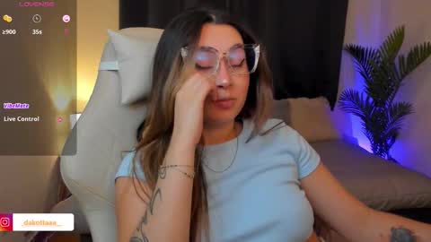 dakottaa__ online show from February 3, 2026, 2:53 am