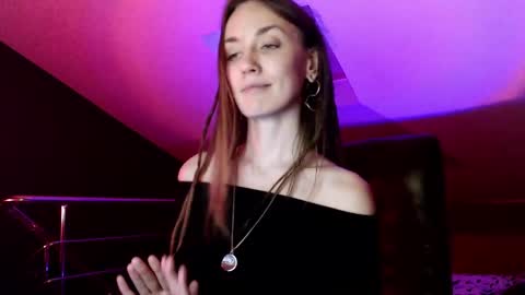 Dalia  online show from December 15, 2024, 1:22 pm