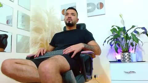 damian_ferrer01 online show from October 17, 2025, 8:55 pm