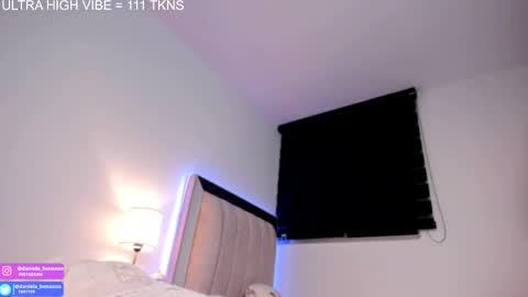  independent model   online show from October 8, 2025, 11:13 pm