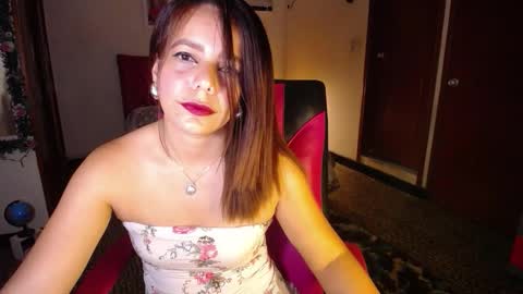 Snapshot of danielle_rose_ chatting on October 22, 2025, 6:29 pm Angie online show from October 22, 2025, 6:29 pm