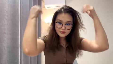 Luna  online show from November 19, 2025, 7:41 am