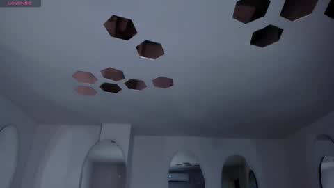 Danna Cruz  online show from November 9, 2025, 11:08 am