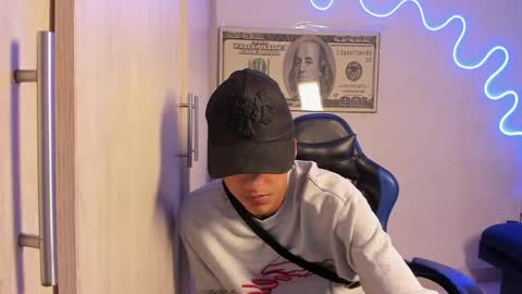 dante_martinez1 online show from April 24, 2026, 9:39 pm