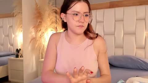 daphne_and_roger online show from September 25, 2025, 11:36 am