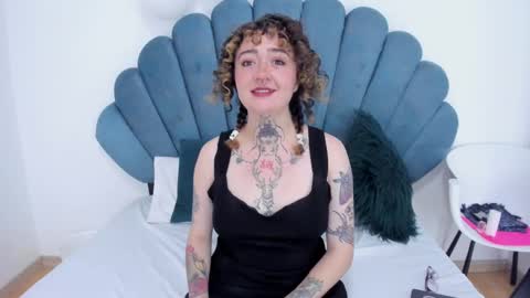 Snapshot of daphne_blunt chatting on December 7, 2024, 3:58 am Daphne Blunt online show from December 7, 2024, 3:58 am