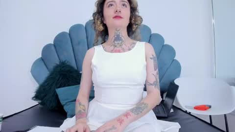 Snapshot of daphne_blunt chatting on December 8, 2024, 6:33 am Daphne Blunt online show from December 8, 2024, 6:33 am