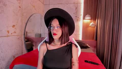 Daphne online show from November 19, 2025, 3:06 am