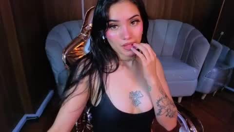 daphne_nicole_b online show from April 15, 2026, 1:18 pm