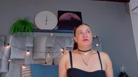 D A P H N E  online show from March 6, 2026, 5:04 am