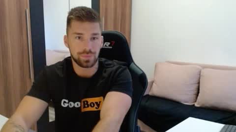 darius_94 online show from November 18, 2025, 6:18 am