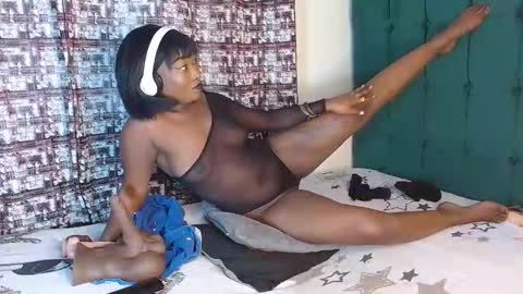 Snapshot of dark_chocolate0 chatting on October 1, 2025, 5:46 am becky online show from October 1, 2025, 5:46 am