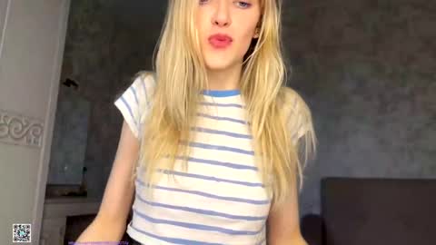 Snapshot of darlingdarinka chatting on October 11, 2025, 12:47 pm D online show from October 11, 2025, 12:47 pm