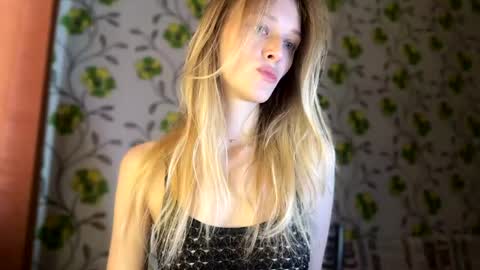 Snapshot of darlingdarinka chatting on March 1, 2026, 5:42 am D online show from March 1, 2026, 5:42 am