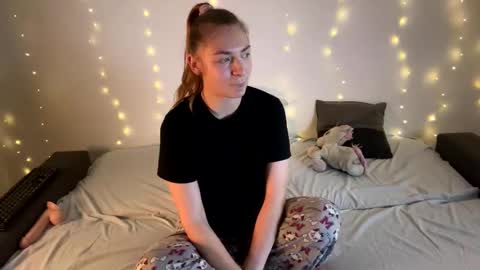 kisses4u  thanks follow me i like new follow  online show from December 20, 2024, 10:43 pm