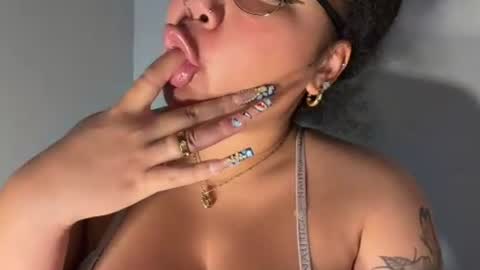 Snapshot of dayqueen1 chatting on June 30, 2026, 11:33 am dayqueen1 online show from June 30, 2026, 11:33 am