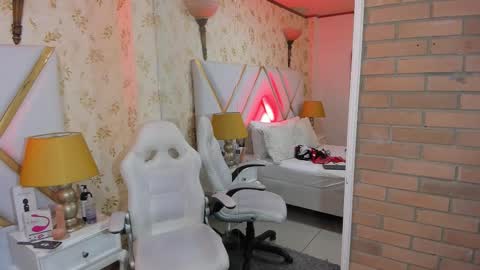 deboralombardii online show from September 8, 2025, 10:42 pm