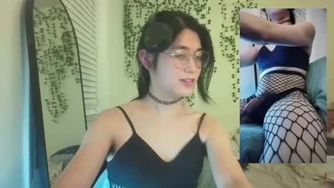 deciduousdoll online show from November 8, 2025, 7:30 am