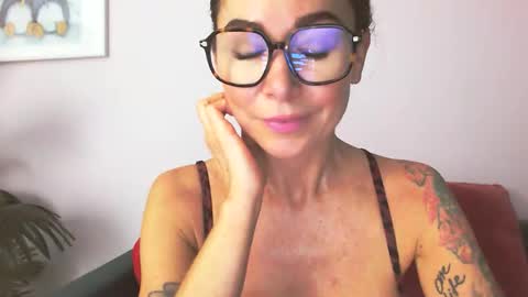 delilah_sweet online show from October 17, 2025, 7:33 am