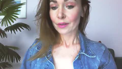 Snapshot of delilah_sweet chatting on May 25, 2026, 3:29 pm delilah_sweet online show from May 25, 2026, 3:29 pm