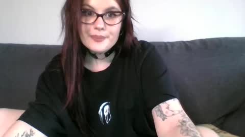 dellacrush_ online show from February 9, 2025, 3:34 pm