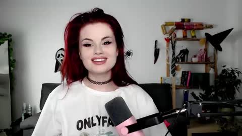 dellacrush_ online show from October 21, 2025, 8:48 am