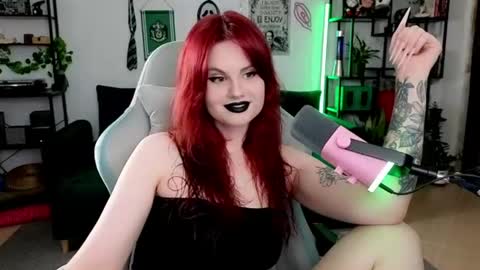 Snapshot of dellacrush_ chatting on June 10, 2026, 6:18 pm dellacrush_ online show from June 10, 2026, 6:18 pm