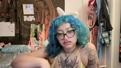Snapshot of deluxxxeblu chatting on April 18, 2026, 3:10 am TankinBody online show from April 18, 2026, 3:10 am
