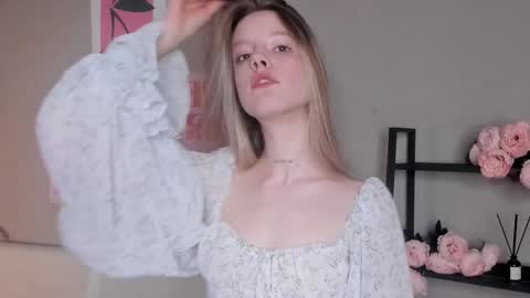 Snapshot of denaebeste chatting on November 15, 2025, 7:32 pm Emma online show from November 15, 2025, 7:32 pm