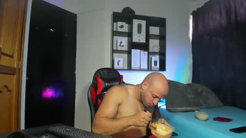 Snapshot of dereckgreen chatting on December 17, 2024, 7:04 pm dereckgreen online show from December 17, 2024, 7:04 pm