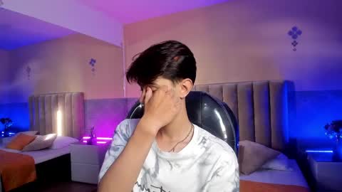 derek_sinn online show from April 16, 2026, 9:39 pm