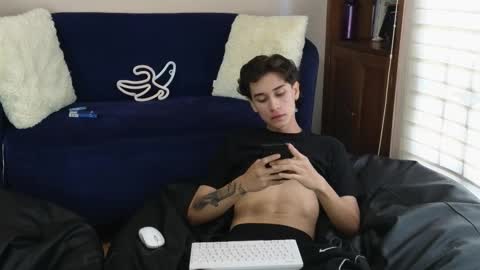 Snapshot of derekswan chatting on November 19, 2025, 8:42 pm Derek online show from November 19, 2025, 8:42 pm